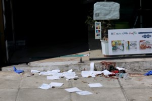 Επίθεση με ματσέτα στου Ζωγράφου: Βίντεο ντοκουμέντο με τον 54χρονο να μαχαιρώνει με μανία τα θύματά του - εικόνα 7