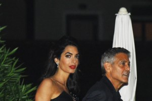 Party girl στη Νέα Υόρκη η Αμάλ Κλούνεϊ: Το απίθανο party dress που ανέδειξε τα ατελείωτα πόδια της - εικόνα 10