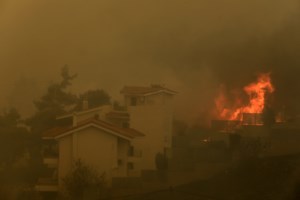 Φωτιά στην Πεντέλη - Έκτακτη ενημέρωση: 350 πυροσβέστες στη μάχη με τις φλόγες - Δεν υπάρχουν εγκλωβισμένοι κάτοικοι - εικόνα 2
