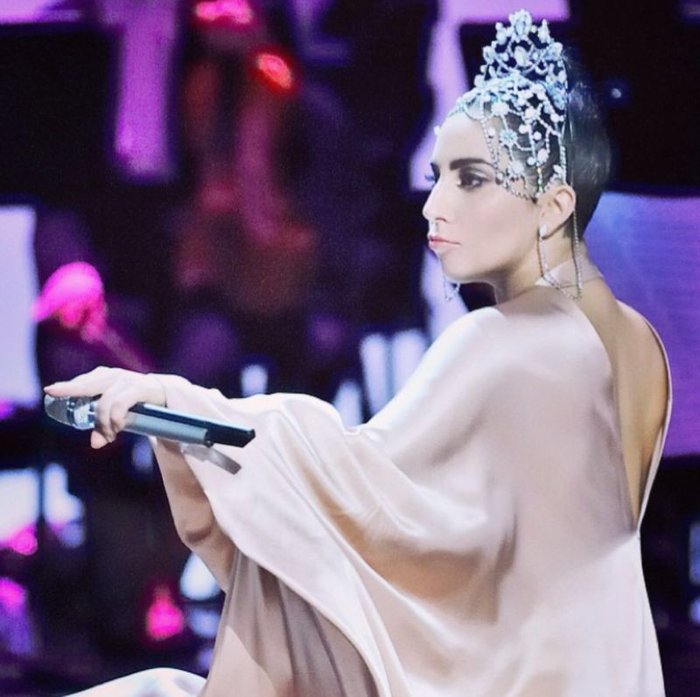 Η Lady Gaga φορά την τιάρα, Celia Kritharioti