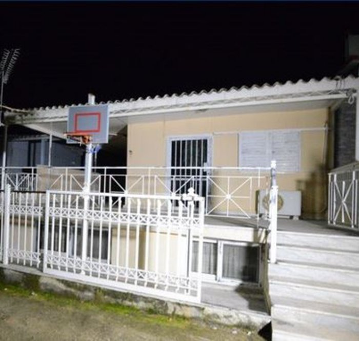Το σπίτι στη Λούτσα, όπου κρατούσαν την 27χρονη