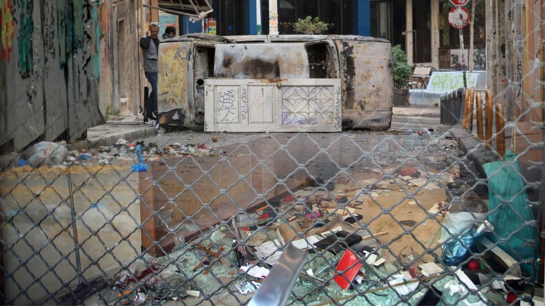 epithesi-apo-tis-taratses-i-nea-methodos-twn-antieksousiastwn-se-eksarxeia