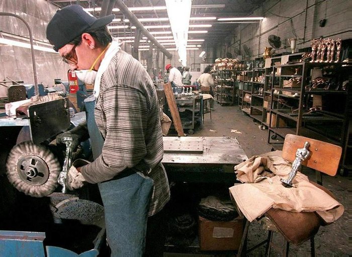 Εχει ύψος περίπου 34 εκατοστά, ζυγίζει περίπου 4 κιλά και είναι επιχρυσωμένο το περίφημο αγαλματίδιο