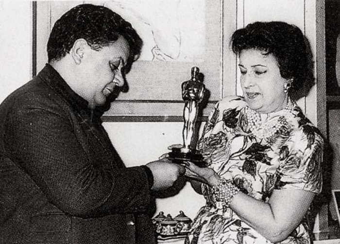 Ελληνικοί θρύλοι: ο Μάνος Χατζιδάκις και η Κατίνα Παξινού που έφτασαν να πάρουν... αγκαλιά τον θείο ΄Οσκαρ