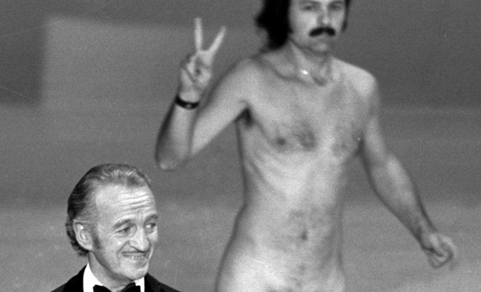 Ο Ντέιβιντ Νίβεν δεν έχασε το βρετανικό φλέγμα του με την εισβολή του γυμνού άνδρα την ώρα που βρισκόταν επί σκηνής