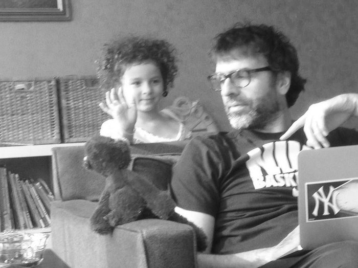 Η μεγάλη κόρη του, Αμαλία, μαζί με τον συνεργάτη του στο Birdman, Νίκο Τζιακομπόνε