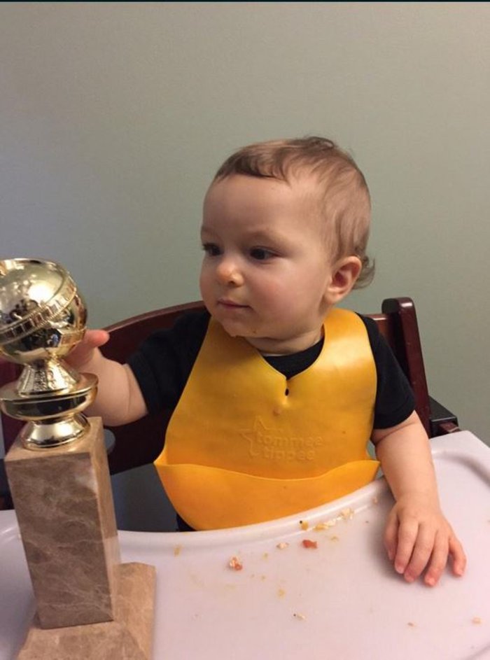 Η μικρή κόρη παίζει με τη Χρυσή Σφαίρα, πριν ο μπαμπάς φέρει στο σπίτι ένα Οσκαρ