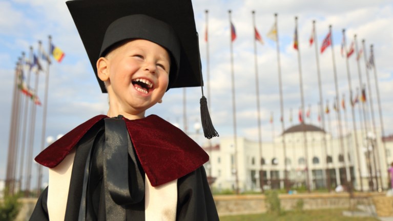 pio-eksupna-kai-pio-plousia-ws-enilikes-ta-mwra-pou-thilazoun-gia-1-xrono