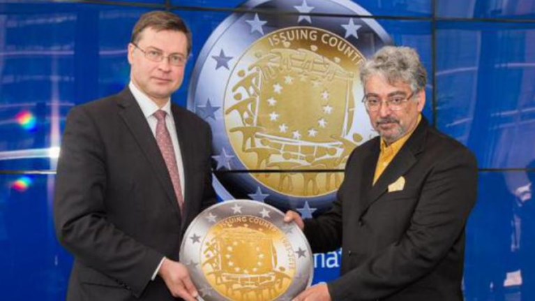 me-ena-elliniko-eurw-giortazei-i-ee