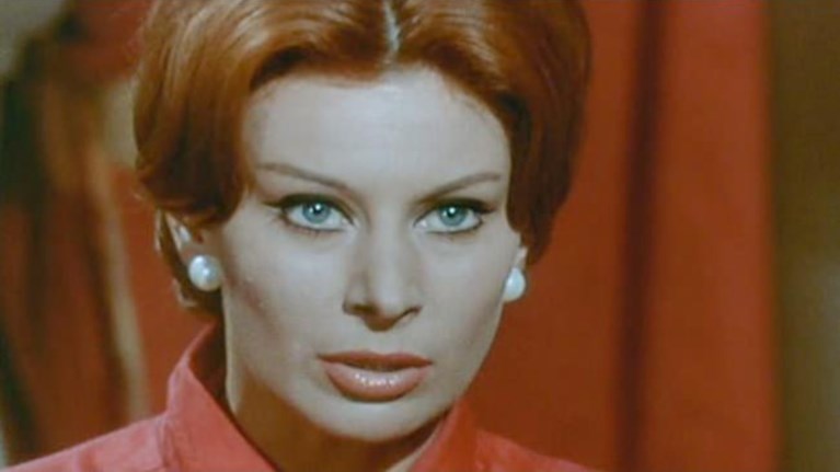 pethane-i-ithopoios-kai-tragoudistria-magkali-noel