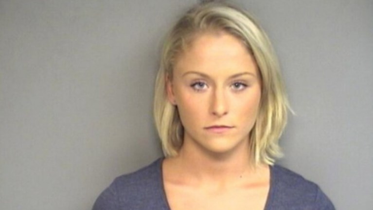 maxairwse-ton-filo-tis-epeidi-argise-na-kaneilike-se-selfie