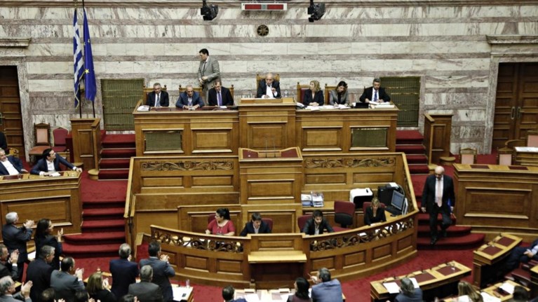 bouleutes-kai-upourgoi-xanoun-ews-1000-eurw-ton-mina