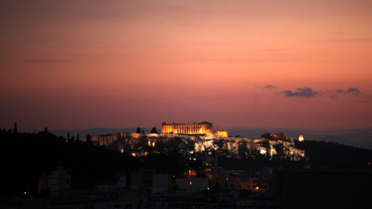 otan-to-fws-tou-iliou-paizei-me-tin-akropoli