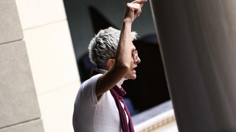 neari-gunaika-fwnakse-mes-sti-bouli-ston-tsipra-o-laos-eipe-oxi