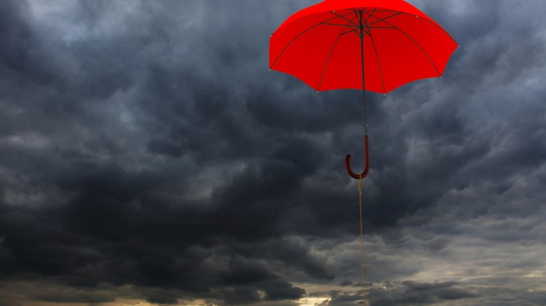 epideinwsi-tou-kairou-erxontai-broxes-kai-kataigides