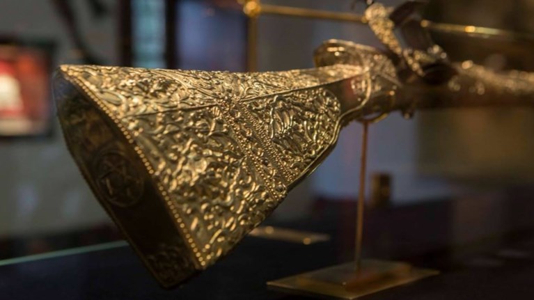 brikan-to-oloxruso-kariofili-tou-ali-pasa-fwto