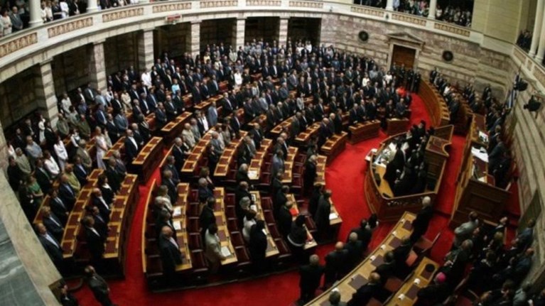 toulaxiston-akomi-5-bouleutes-skeftontai-ti-psifo-tous