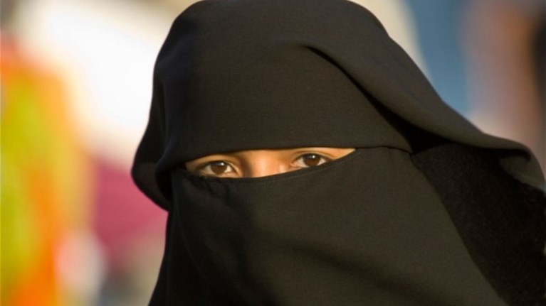 6500-lires-prostimo-se-gunaikes-pou-foroun-mpourka-se-elbetiki-epikrateia