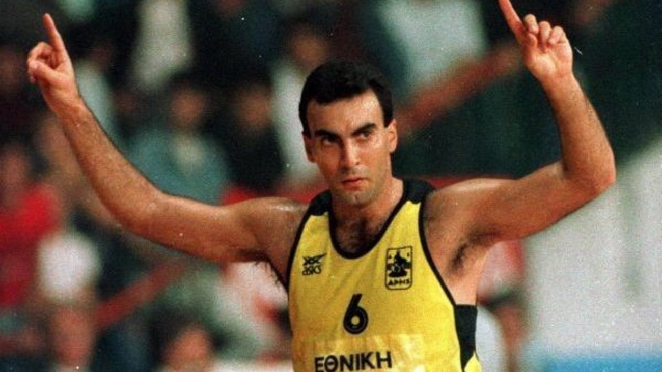 otan o nikos gkalis forese prwti fora ti fanela tou ari 5w hr