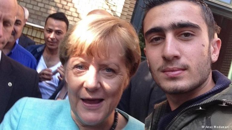 poios-einai-telika-o-prosfugas-sti-selfie-me-ti-merkel