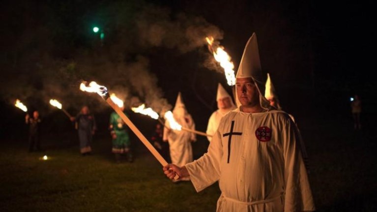 satanistikes-teletes-me-fwties-kai-thusies-stin-patra