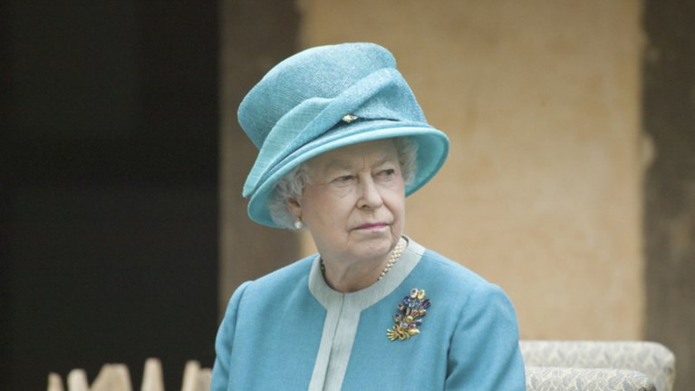 i-elisabet-aporei-giati-na-meinei-i-bretania-stin-ee