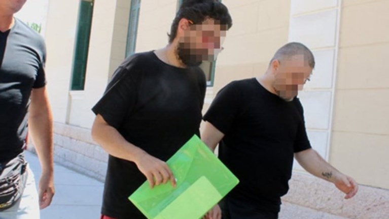 friki-pa-teras-biaze-ton-gio-tou-mazi-me-ton-erasti-tou-sto-argos