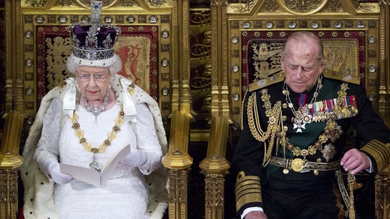 tha-ekplageite-me-ta-9-trela-pronomia-tis-basilissas