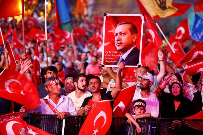 Υποστηρικτές του τούρκου προέδρου στην πλατεία Ταξίμ στην Κωνσταντινούπολη