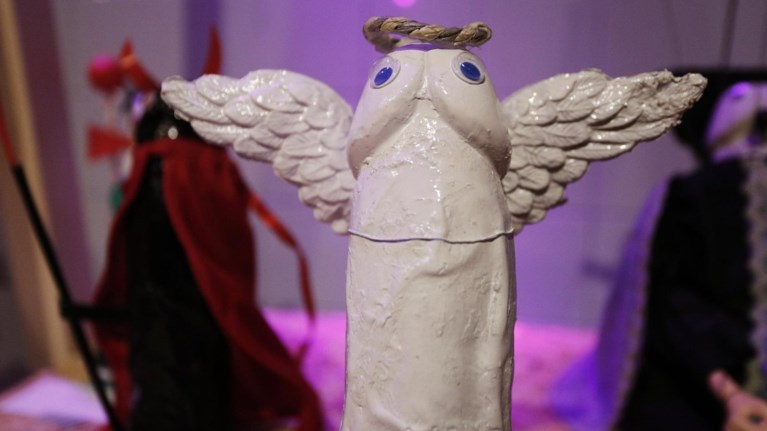 giati-to-romantzo-gemise-me-fallous