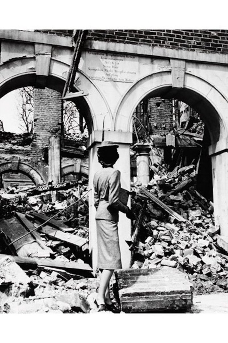 Μόδα στα ερείπια το 1941από τον Σεσιλ Μπίτον
