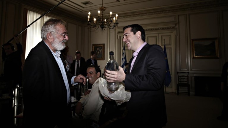 o-mpoutas-pige-dwro-ston-tsipra-ena-mpoukali-tsipouro