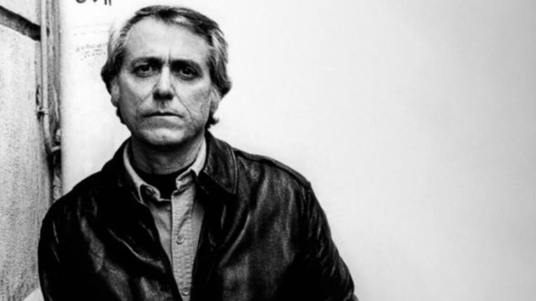 poios-einai-o-simantikos-suggrafeas-nton-ntelilo-pou-erxetai-stin-athina