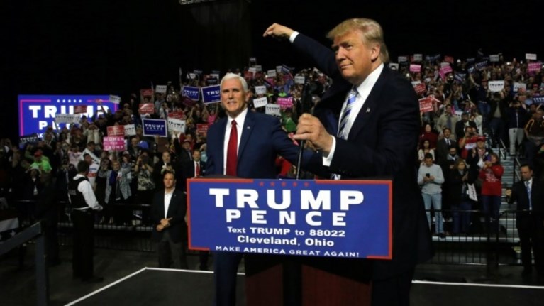 nyt-o-tramp-den-thelei-na-metakomisei-sto-leuko-oiko