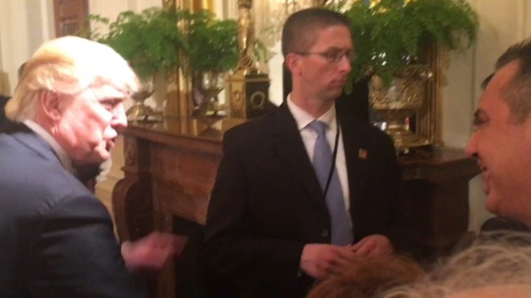 xeirapsia-kammenou---tramp-ston-leuko-oiko