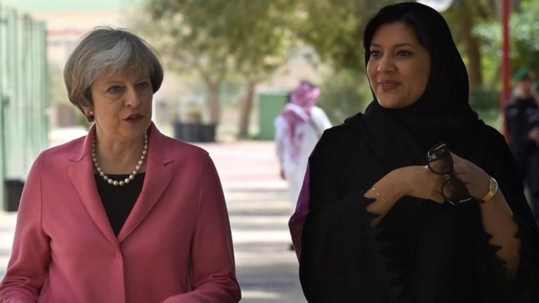 xwris-mantila-i-tereza-mei-sti-saoudiki-arabia-fwto