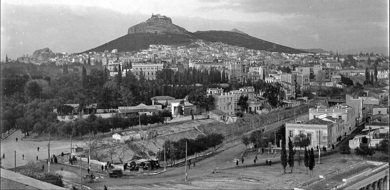 Ο Ιλισός ποταμός και στο βάθος ο Λυκαβητός