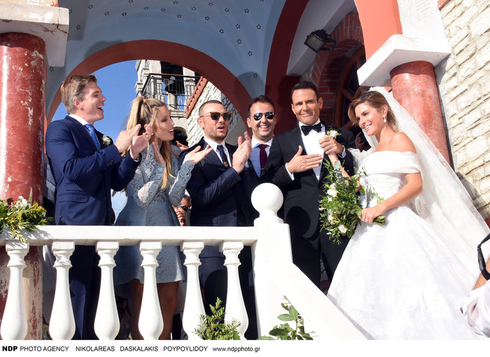 Όσα έγιναν στον απλό, παραδοσιακό και ελληνικό γάμο της Μαρίας Μενούνος! (εικόνες)