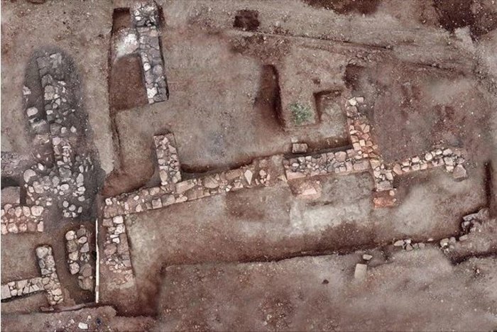 Ανατολικό τμήμα του ανεσκαμμένου χώρου με οικιστικά κατάλοιπα.