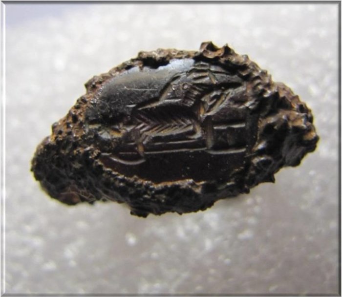 Σιδερένιο δαχτυλίδι ρωμαϊκών χρόνων. Φέρει σφραγιδόλιθο με απεικόνιση Σαράπιδος καθήμενου σε θρόνο που συνοδεύεται από τον Κέρβερο