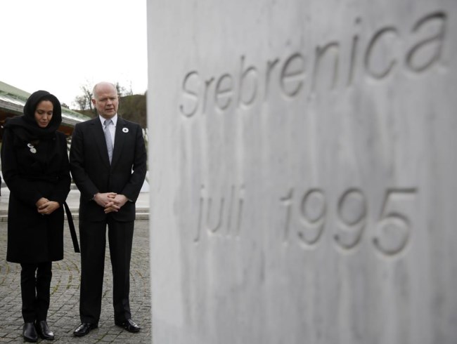 Η Αντζελίνα Τζολί μαζί με τον Βρετανό υπουργό εξωτερικών μπροστά από το μνημείο της Σρεμπρενίτσα