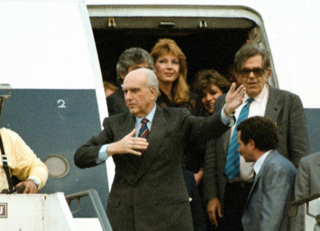 Το 1989 -κι ενώ έχει ξεσπάσει το σκάνδαλο Κοσκωτά- υποβάλλεται σε εγχείρηση καρδιάς στο Χέρφιλντ από τον Μαγκντί Γιακούμπ. Επιστρέφει έχοντας στο πλευρό του τη Δήμητρα Λιάνη