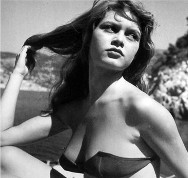 Το μπικίνι της Μπριζίτ Μπαρντό (από την ταινία Manina La Fille Sans Voile) δεν έχει τίποτα να ζηλέψει από τα σημερινά κι ας χρονολογείται από το 1952