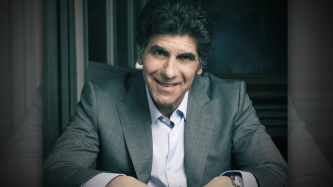 Γιάννης Μπέζος: "Θεωρώ τον εαυτό μου καλύτερο από τους ρόλους. Έρχονται να δουν εμένα"