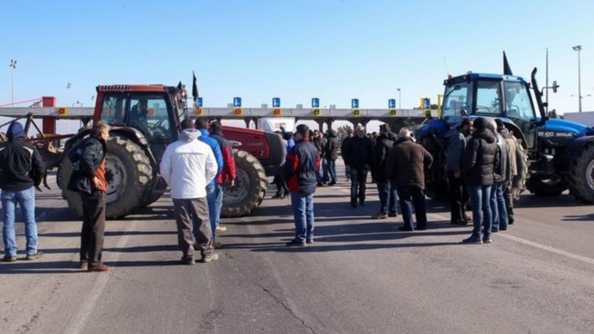 Άνοιξαν τα διόδια στα Μάλγαρα μέχρι αύριο το πρωί οι αγρότες