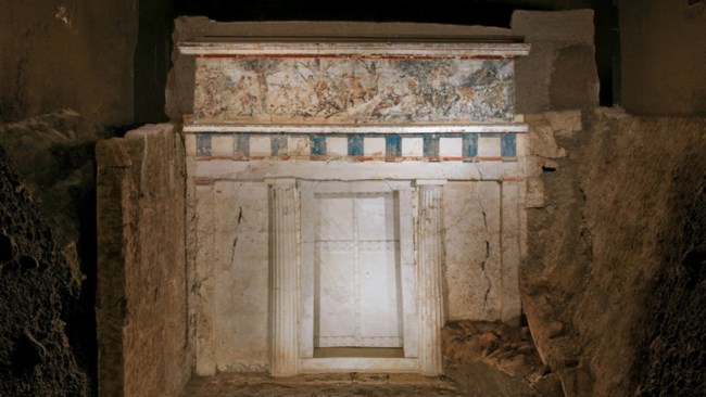 Σπουδαία αρχαιολογική ανακάλυψη; Αρχαιολόγοι υποστηρίζουν ότι ταυτοποίησαν τον χιτώνα του Μεγάλου Αλεξάνδρου στη Βεργίνα
