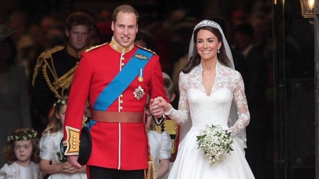 8 χρόνια γάμου Κέιτ - Γουίλιαμ: Το παλάτι γιορτάζει με 4 υπέροχες εικόνες