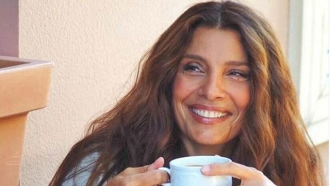 Αγνώριστη η Πόπη Τσαπανίδου με κοντό μαλλί - Η συμμετοχή της στη σειρά "Δύο Ξένοι" το 1998 [Βίντεο]
