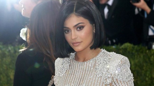 Η Kylie Jenner δείχνει για πρώτη φορά τις ραγάδες στο σώμα της