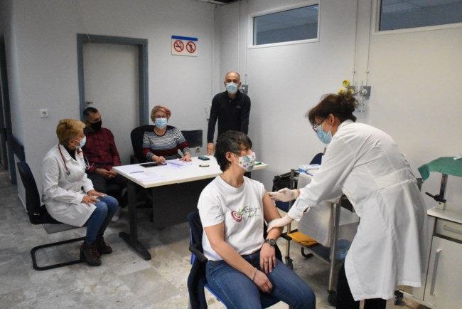 Καθυστερήσεις στους εμβολιασμούς: Μόλις 49.160 δόσεις έστειλε τη Δευτέρα η Pfizer – Σύσκεψη συγκαλεί ο Μητσοτάκης